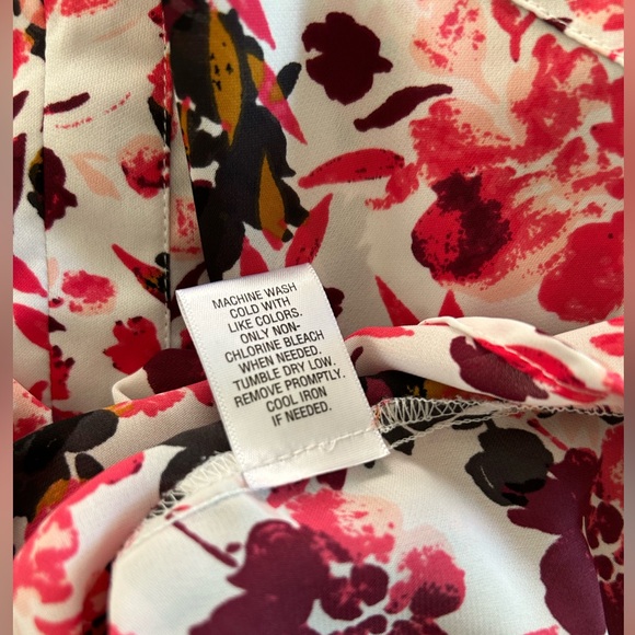 Candie’s Red Pink Floral Print V-Neck Top. Size Medium. - Picture 10 of 10